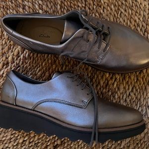 Clark’s women Oxford tie - pewter -wedge - size 7